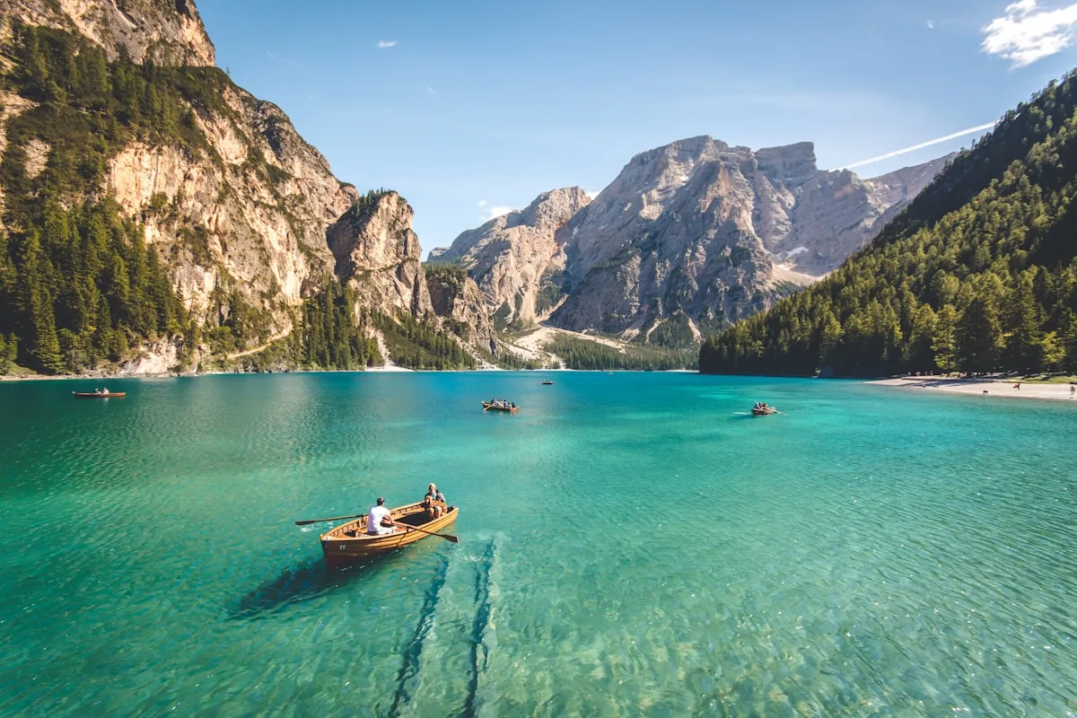 Un voyageur explore un paysage montagneux, symbolisant la découverte Hexatrip