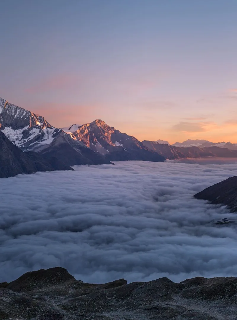 Lac de montagne au coucher du soleil